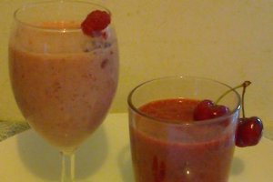 Milkshake cu cirese si zmeura