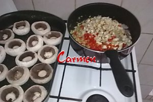 Curcan la tava, cu ciuperci umplute.