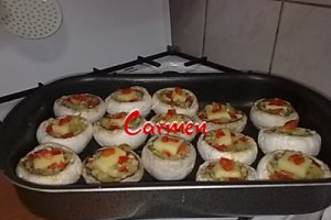 Curcan la tava, cu ciuperci umplute.