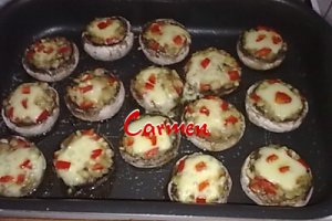 Curcan la tava, cu ciuperci umplute.