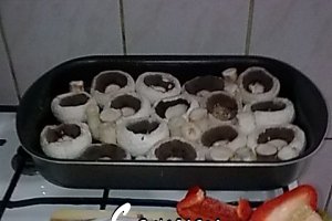 Curcan la tava, cu ciuperci umplute.