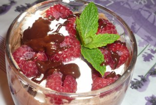 Desert cu ciocolata si frisca