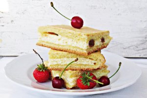 Prajitura frageda cu branza dulce si stafide