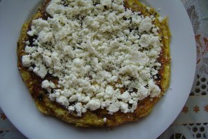 Omletă cu brânză şi roşii