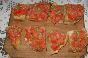 Bruschete picante cu roşii ulei de masline şi busuioc