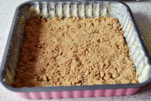 Prajitura rasturnata cu capsuni si biscuiti