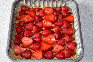 Prajitura rasturnata cu capsuni si biscuiti