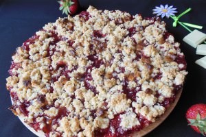 Tarta cu capsuni si ciocolata alba