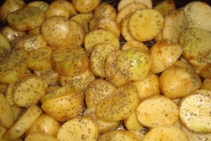 Cartofi noi cu usturoi si busuioc la cuptor