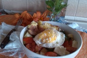 Salata de legume cu ou si branza