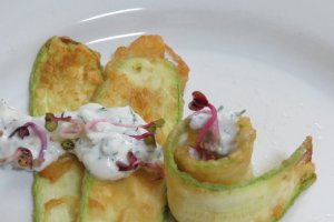 Dovlecei pane cu sos de branza