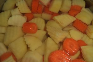 Legume la cuptor cu carnati