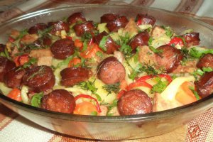 Legume la cuptor cu carnati