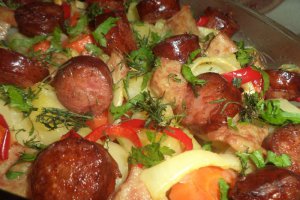 Legume la cuptor cu carnati