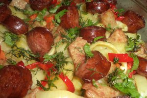 Legume la cuptor cu carnati