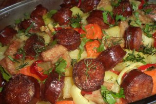 Legume la cuptor cu carnati