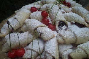 Cornulete cu dulceata de visine