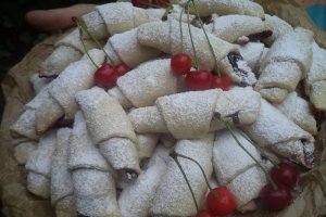 Cornulete cu dulceata de visine