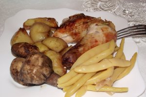 Pui cu ciuperci, cartofi noi si usturoi