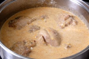 Reteta simpla si usor de preparat de Papricas de pui cu smantana