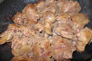 Paste cu ficatei in sos de rosii