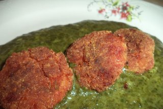 Chiftele din carne cu naut in sos de spanac