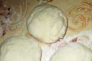 Kombe - placinta cu telemea si ceapa verde