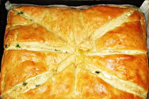 Kombe - placinta cu telemea si ceapa verde