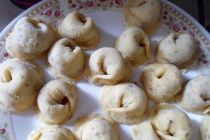 Tortellini de casa umplute cu ficat de pui