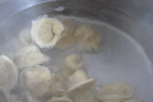 Tortellini de casa umplute cu ficat de pui