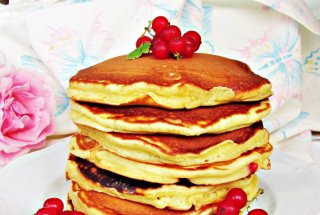 Pancakes cu coacaze rosii