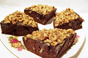 Negresa cu glazura de nuci caramelizate