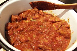 Carne de porc in sos picant de rosii cu ceapa caramelizata