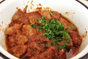 Carne de porc in sos picant de rosii cu ceapa caramelizata