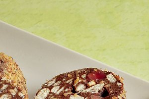Salam de biscuiţi, reţetă cu ciocolata si nuca