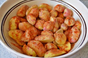 Cartofi noi aromati la cuptor