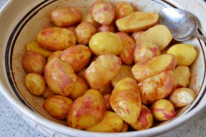 Cartofi noi aromati la cuptor
