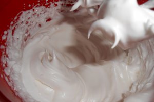 Tortulet cu crema de banane si visine