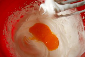 Tortulet cu crema de banane si visine