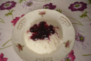Orez cu lapte si dulceata de cirese