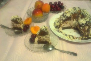 Guguluf cu crema de iaurt si cirese