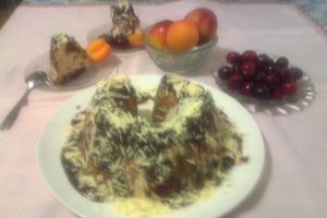 Guguluf cu crema de iaurt si cirese