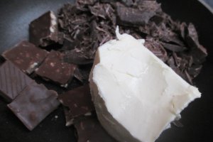 Prajitura cu ciocolata,crema si frisca