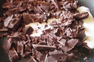 Prajitura cu ciocolata,crema si frisca