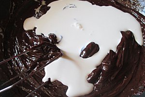 Prajitura cu ciocolata,crema si frisca