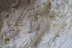 Prajitura cu ciocolata,crema si frisca