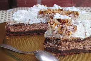 Prajitura cu ciocolata,crema si frisca