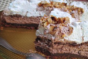 Prajitura cu ciocolata,crema si frisca