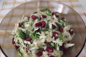 Salata de varza cu fasole rosie