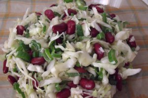Salata de varza cu fasole rosie